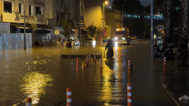 İstanbul'u sağanak vurdu: Yollar göle döndü, araçlar suya gömüldü