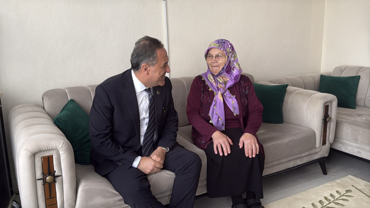 Tıkanan mazgalı bastonuyla açan Remziye teyzeye Yalova Valisi Usta'dan ziyaret