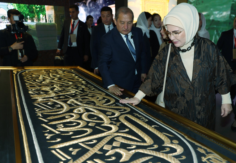 Emine Erdoğan'dan İmam Buhari Türbesi'ne ziyaret