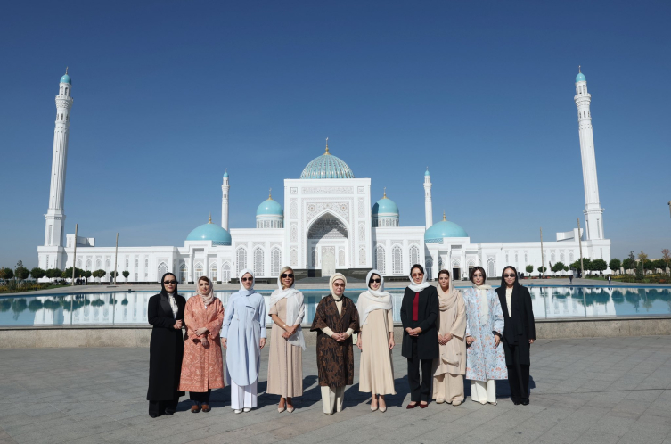 Emine Erdoğan'dan İmam Buhari Türbesi'ne ziyaret