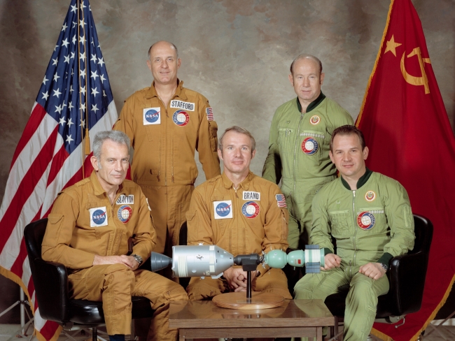 Apollo Soyuz Test Projesi ABD-SSCB ortak ekibi (Fotoğraf: NASA)