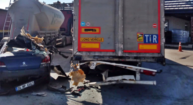 Otomobil park halindeki tıra çarptı: 2 yaralı