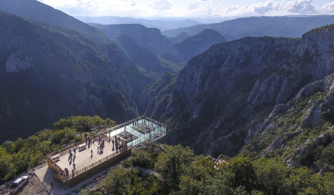 450 metre yükseklikteki cam terasa büyük ilgi