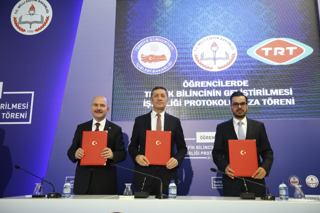 Bakanlar, TRT Genel Müdürü ve öğrenciler trafik dersinde buluştu