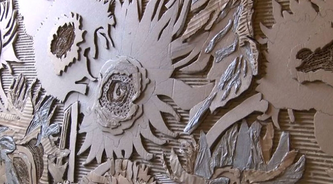 İngiliz sanatçı heykellerini hazırlamak için eski kartonları kullanıyor