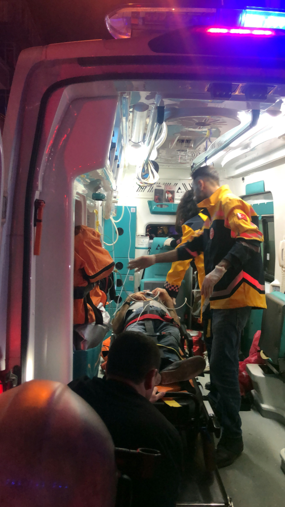 Asansör boşluğuna düştü, sedyeye halatla bağlanarak çıkarıldı