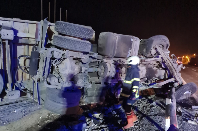 Köpeğe çarpınca duran otomobile tır çarptı: 3 yaralı