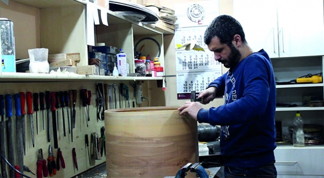 Ağaç ve deri onun usta ellerinde davula dönüşüyor