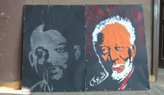 Mısırlı ressam baş aşağı portrelerini birkaç dakikada boyuyor