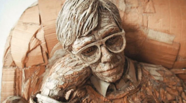 İngiliz sanatçı heykellerini hazırlamak için eski kartonları kullanıyor