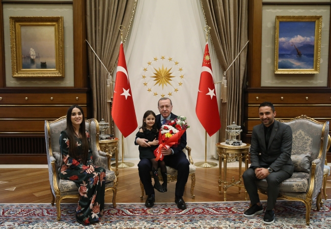 Cumhurbaşkanı Erdoğan'ı göremediği için ağlayan minik Irmak Külliye'de
