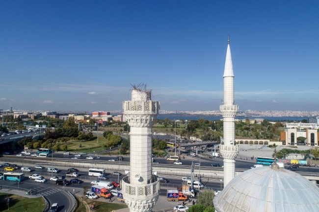 Avcılar'da cami minaresinin yıkılma anı kamerada