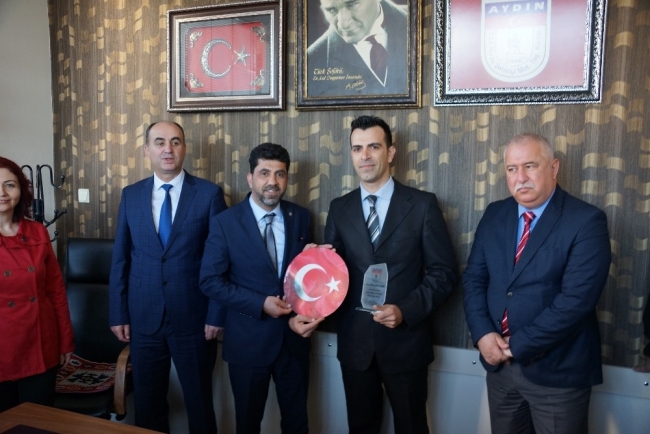 Trafikte aracını durduran şoför Türk bayrağını yerde bırakmadı