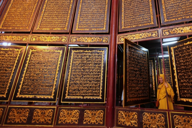 Ahşap Kur'an-ı Kerim'e dünyanın dört bir yanından ziyaretçi akını