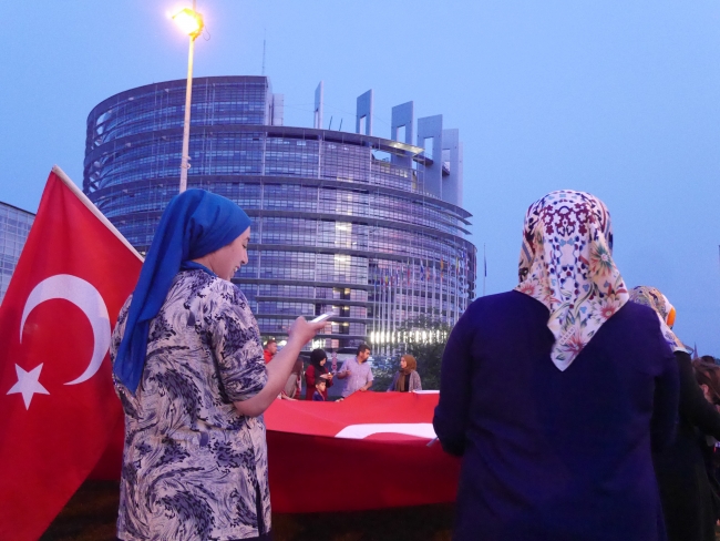 Fransa'da Türkler sokaklarda konvoy oluşturdu