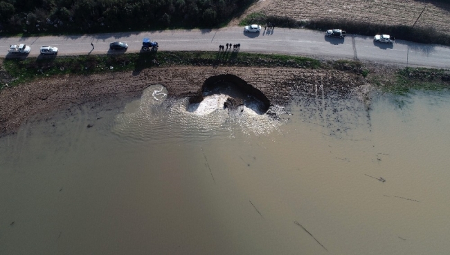 İzmir'de aşırı yağışlardan sonra derin obruklar oluştu