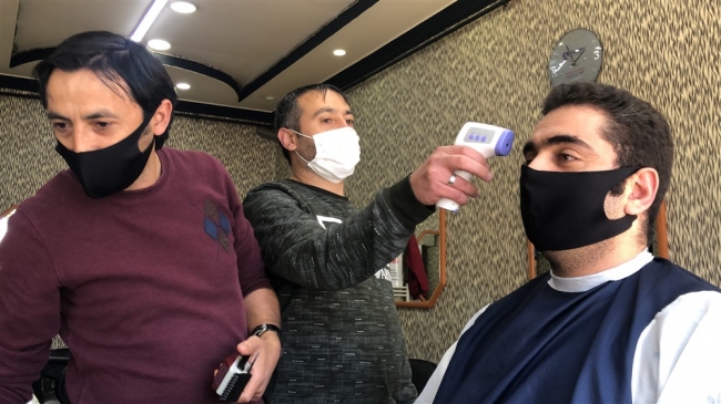 Kars'ta berberler müşteri kayıt defteri tutuyor: Adı, soyadı ve ateşi