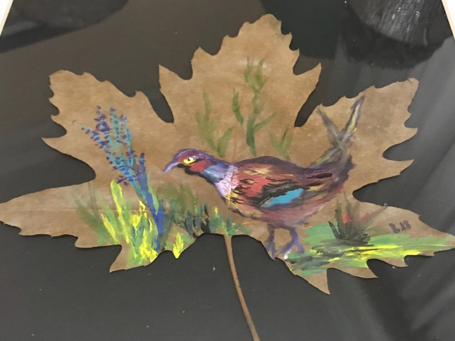 Kurumuş ağaç yapraklarından sanat eserlerine