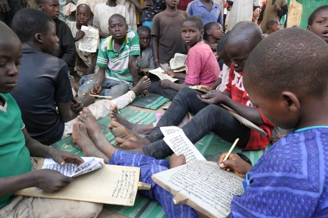 Nijerya'nın Almajirileri hayatla mücadele ederek hafızlık yapıyor