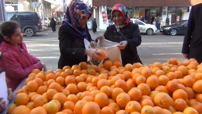 Minik öğrenciler sokak sokak gezerek bez torba dağıttı