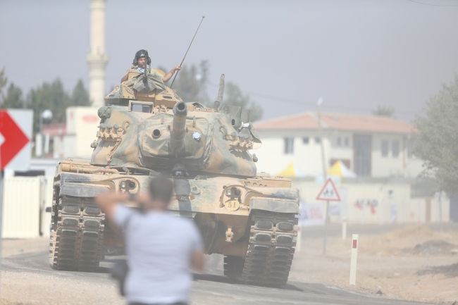 Fırat Kalkanı Harekatı zırhlı araç takviyesi... Fotoğraf: AA