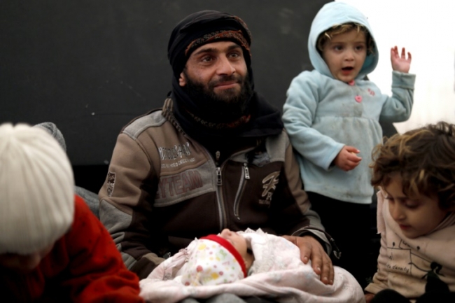 Deyrizor'daki siviller terör örgütleri arasındaki çatışmalardan kaçıyor