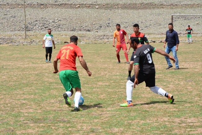 Futbol maçına eşek sırtında gidiyorlar