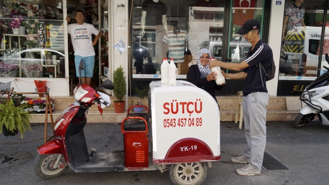 Finike'nin her köşesine motosikletiyle süt dağıtıyor