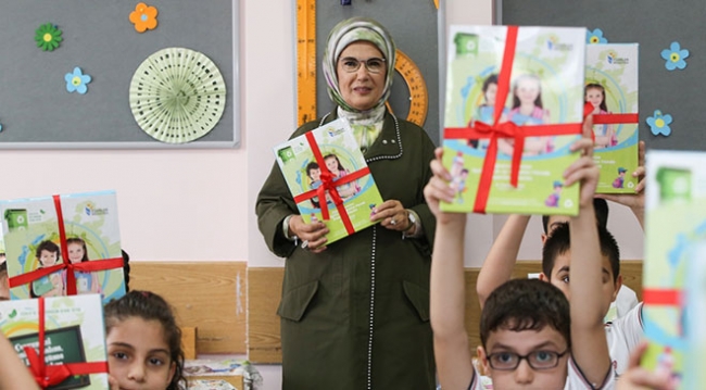 Emine Erdoğan öğrencilere atıktan elde edilen defter dağıttı