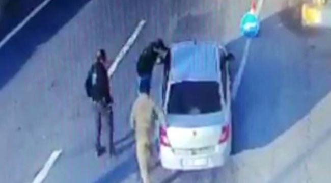 Otomobilde kaçak sigaralarla yakalanan 2 kişi, polis çıktı