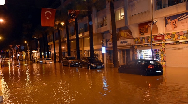 Marmaris'te sağanak hayatı olumsuz etkiledi