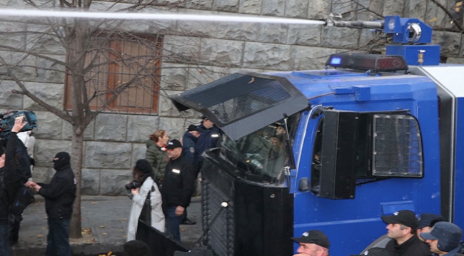 Gürcistan'da güvenlik güçleri, parlamentoyu kuşatan protestoculara müdahale etti
