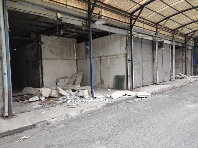 Rami Kuru Gıda Hali'nde boşaltılan dükkanlar yıkılıyor
