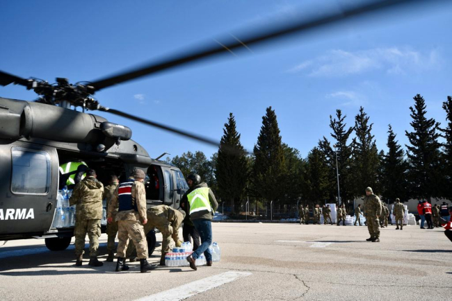 Depremzedelere askeri helikopterle yardım malzemesi ulaştırıldı