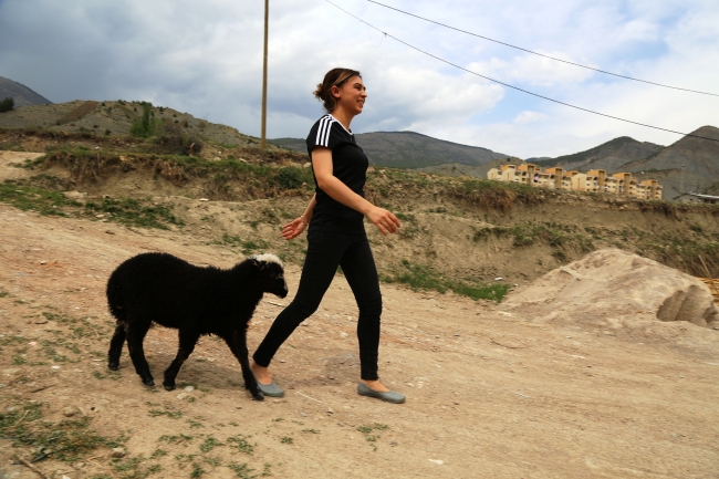 Görme engelli kuzusunun adeta gözü kulağı oldu