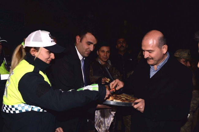 Bakan Soylu nöbetteki polisleri yalnız bırakmadı