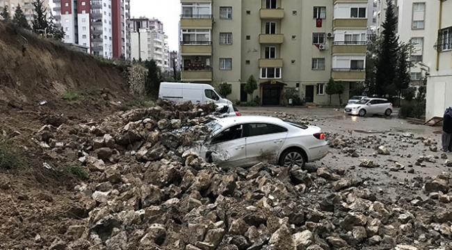 Adana'da istinat duvarı park halindeki araçların üzerine çöktü