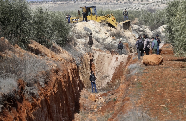 Dikmetaş'ta teröristlerin dağı tepeyle bağladığı hendek ortaya çıktı