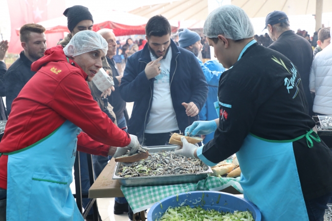 2 günde ayıklanan 1,5 ton hamsi 2 saatte tüketildi