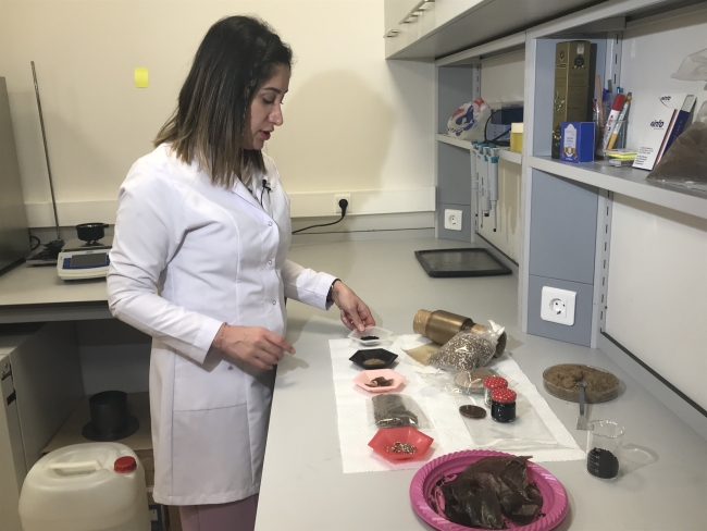 Babasının alışkanlığından ilham alarak, doğaya zararsız plastik üretti