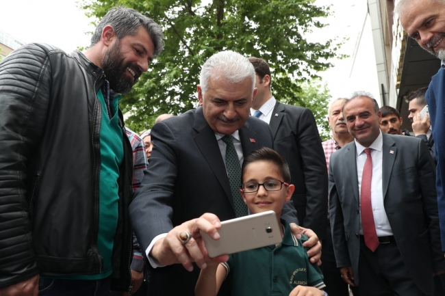 Binali Yıldırım'dan esnaf ziyareti