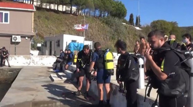 Suyun metrelerce altında ders görüyorlar