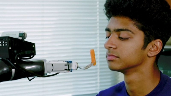 Tek başına yemek yiyemeyen insanlar için üretilen robotik kol