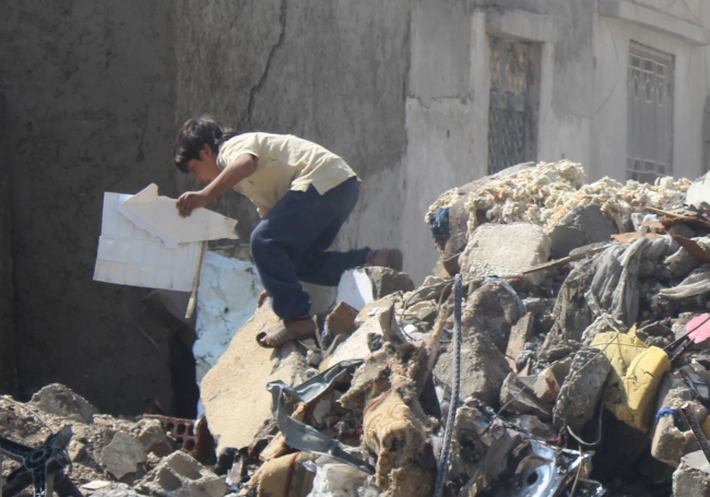Rakkalı çocuklar zamanlarını okul yerine çöplüklerde geçiriyor - Fotoğraf: AA