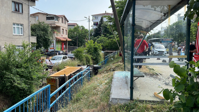 Freni patlayan hafriyat kamyonu dereye düştü