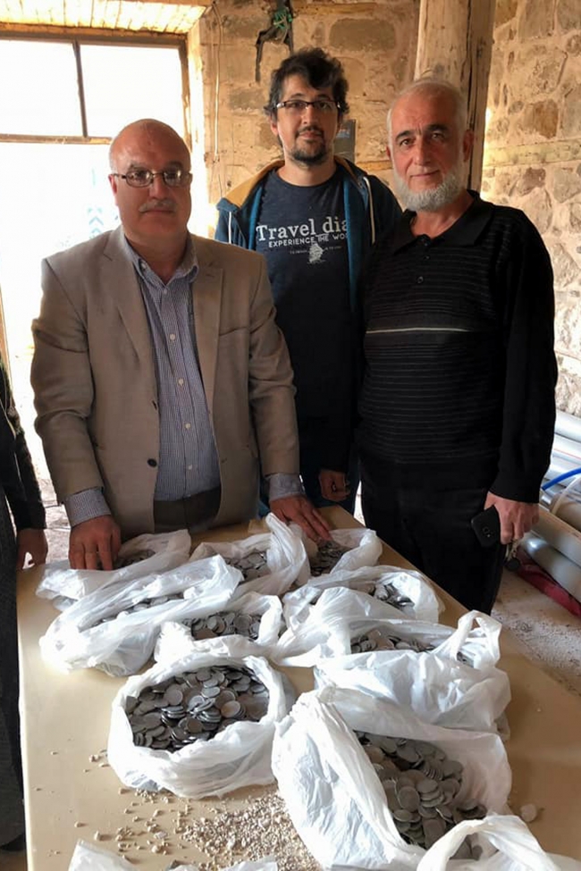 Elazığ'da tarihi konağın kapı kirişinde 6 bin madeni para bulundu