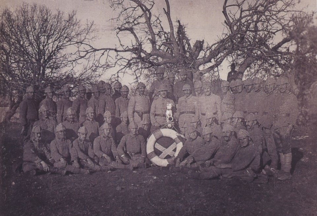 Paris II battıktan sonra Mustafa Ertuğrul ve bataryası, geminin can simidi ile.