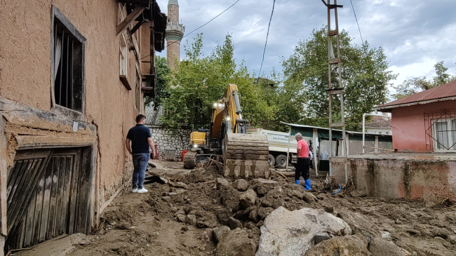 Bursa'da sağanak etkili oldu: Dere taştı evi su bastı