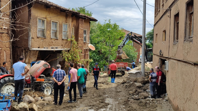 Bursa'da sağanak etkili oldu: Dere taştı evi su bastı