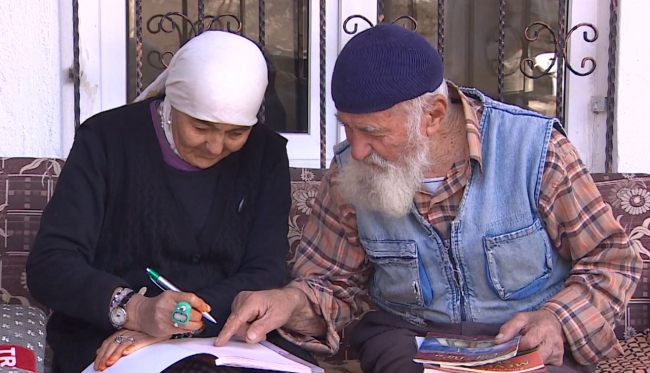 Fedakar aile yaşamını kızlarına adadı